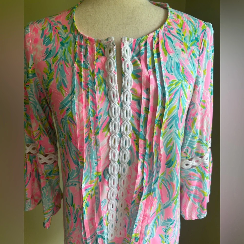 Lilly Pulitzer XS rayon dress bell sleeves w/white embroidery and pin/tuck.